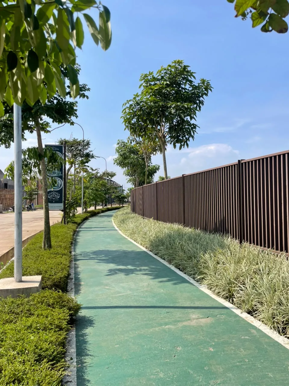 Jogging track hijau di area GPA The Luxury